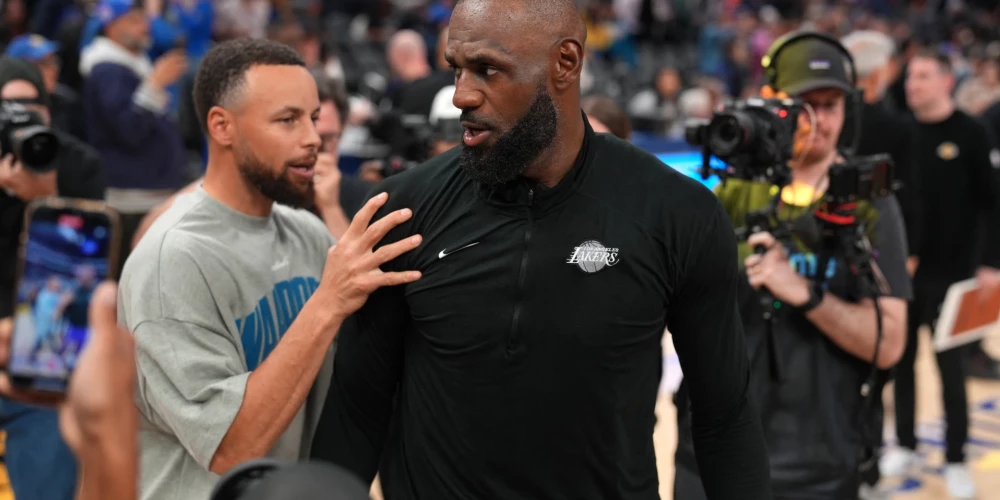 Lebrons Džeimss un Stefens Karijs - viens spēlēja, otrs maču noraudzījās no malas.