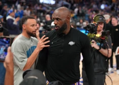 Lebrons Džeimss un Stefens Karijs - viens spēlēja, otrs maču noraudzījās no malas.