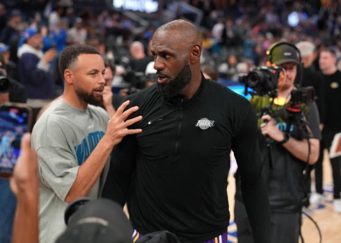 Lebrons Džeimss un Stefens Karijs - viens spēlēja, otrs maču noraudzījās no malas.