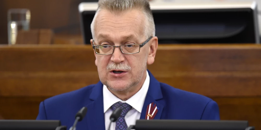 Piektdien par jauno Rēzeknes mēru ievēlēts līdzšinējais šo pienākumu izpildītājs, domes priekšsēdētāja vietnieks Jānis Tutins ("Kopā Latvijai"/LPV), kuram pielaide darbam ar valsts noslēpumu piešķirta uz saīsinātu termiņu.