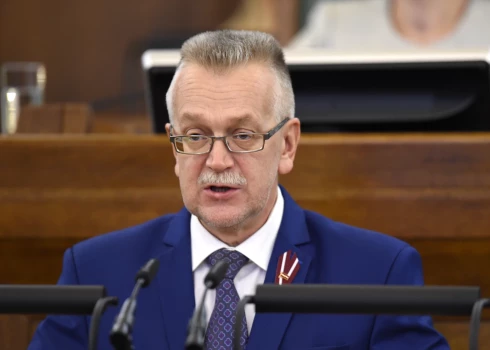 Piektdien par jauno Rēzeknes mēru ievēlēts līdzšinējais šo pienākumu izpildītājs, domes priekšsēdētāja vietnieks Jānis Tutins ("Kopā Latvijai"/LPV), kuram pielaide darbam ar valsts noslēpumu piešķirta uz saīsinātu termiņu.