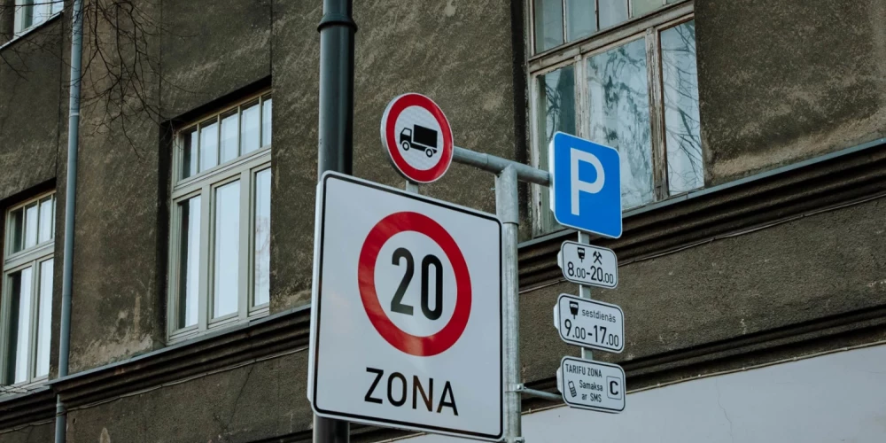 С 20 апреля в Гризинькалнсе начнут действовать новые тарифные зоны парковки и ограничения для машин.