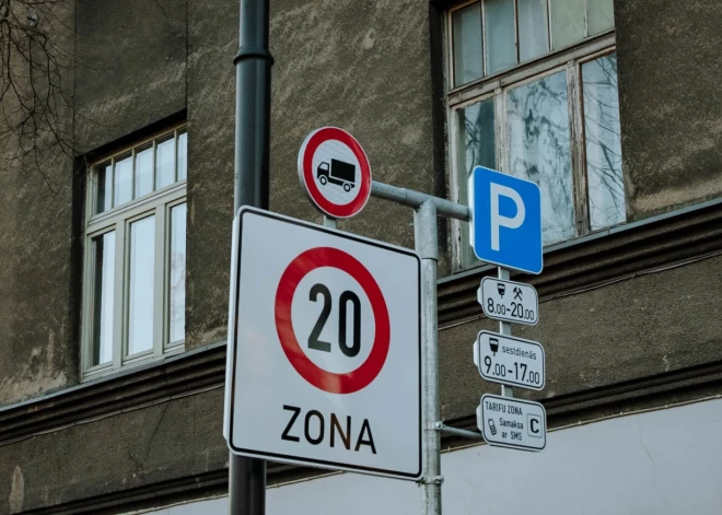 В Риге сразу на нескольких улицах появятся платные парковки, новые ограничения и одностороннее движение
