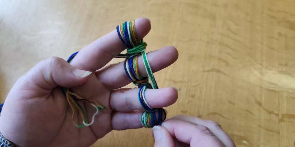 Ludzas Novadpētniecības muzejā aicina uz bezmaksas meistarklasi “Adīšana uz pirkstiņiem”.