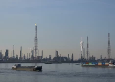 Naftas noplūdes dēļ paralizēta satiksme vienā no Eiropas noslogotākajām ostām