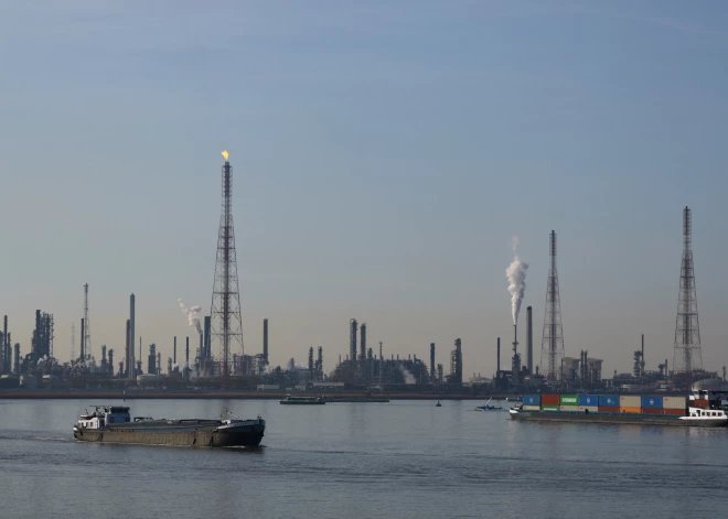 Naftas noplūdes dēļ paralizēta satiksme vienā no Eiropas noslogotākajām ostām