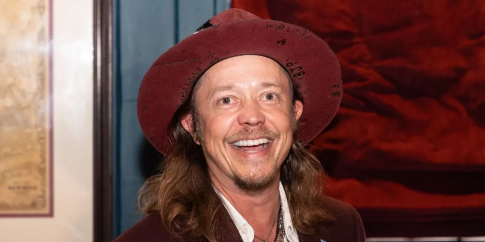 Брок Джеффри Пирс (родился 14 ноября 1980 года) — американский предприниматель в сфере криптовалют, сооснователь Tether. В детстве он был актером и снялся в фильмах Могучие утята (1992) и Первый ребенок (1996).