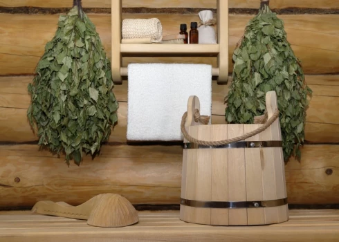 Традиция использования веника — это не просто массаж, а локальная гиперстимуляция кровотока и фитотерапия: эфирные масла березы или дуба обладают доказанными антисептическими свойствами. 