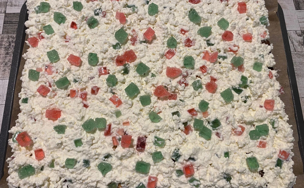 Kārums ar bērnības garšu – cepumu torte ar biezpienu un marmelādi