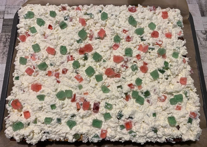 Kārums ar bērnības garšu – cepumu torte ar biezpienu un marmelādi