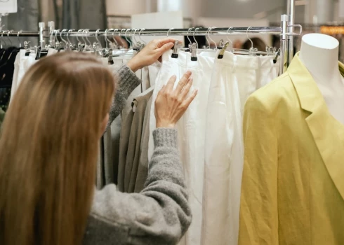 Apģērba un apavu grupā cenas mēneša laikā palielinājās par 5,7%.