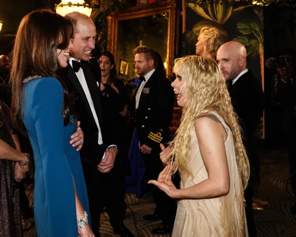 Dziedātāja Paloma Feita, satiekot princesi Ketrīnu un princi Viljamu 2023. gadā pēc koncerta Karaliskajā Albertholā.