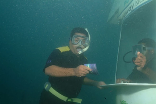 Подводное почтовое отделение было создано почтой Вануату в честь статуса архипелага из 83 островов как морского рая.