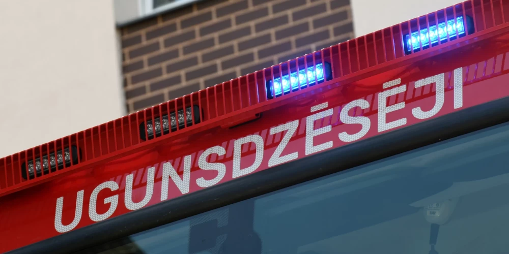 Liepājas Raiņa vidusskolā degošu kartona kastu dēļ evakuējušies 229 cilvēki.