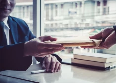 Обнаружено, что среди жителей Латвии выросла готовность давать взятки 