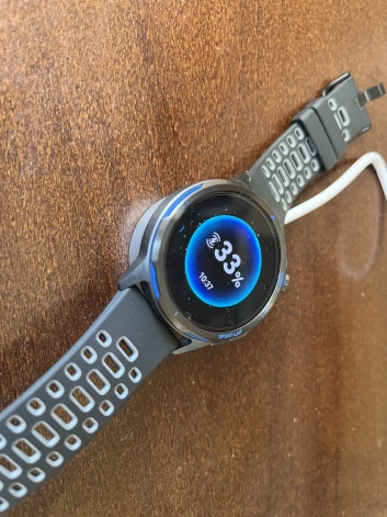 Беспроводная зарядка происходит очень быстро: специально время не засекал, но получаса должно хватить, чтобы батарея снова была полной