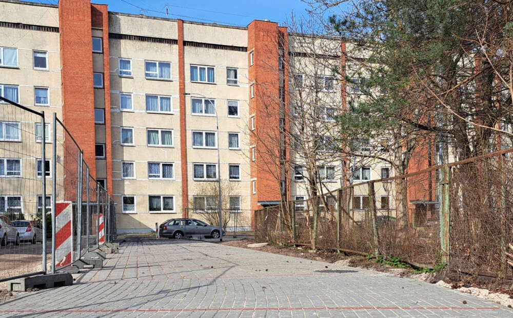 Jūrmalā atsāk pārbūves darbus Skolas ielas namu iekšpagalmos