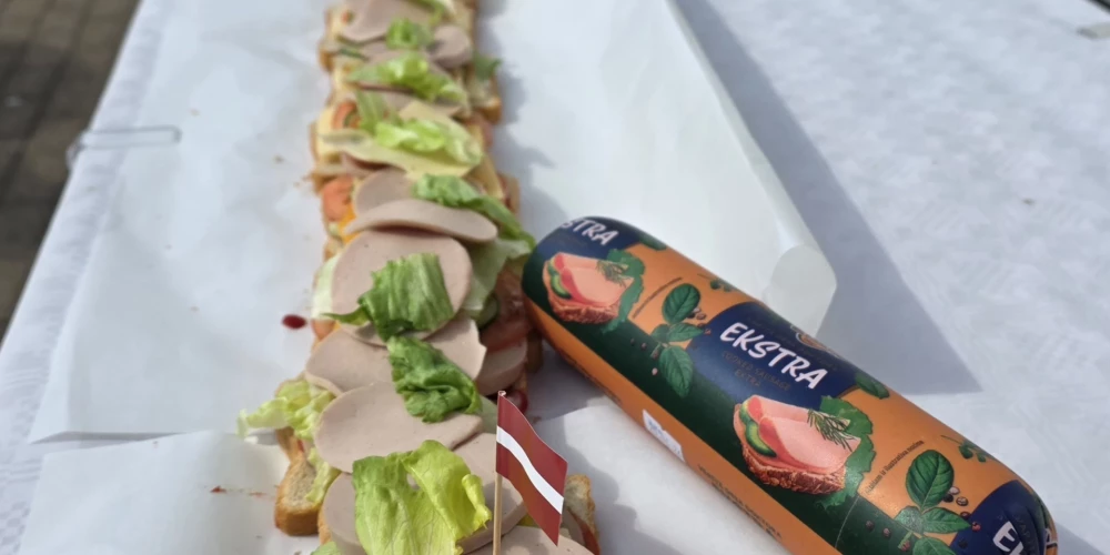 Kas tāds Rīgā vēl nebija redzēts – tapusi iespaidīga rekordgara sviestmaize.