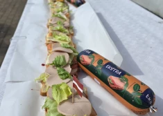 Rīgā pārspēts rekords: tapusi vairāk nekā 40 metrus gara sviestmaize