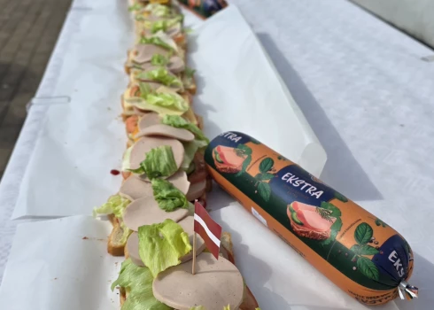 Kas tāds Rīgā vēl nebija redzēts – tapusi iespaidīga rekordgara sviestmaize.