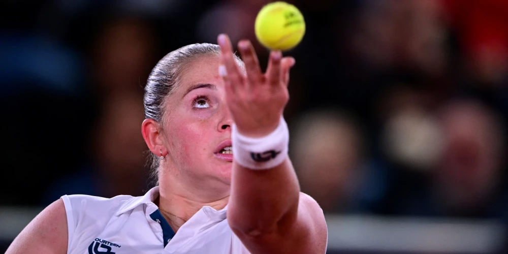 Aļona Ostapenko neveiksmīgi spēlēja trešajā setā. 