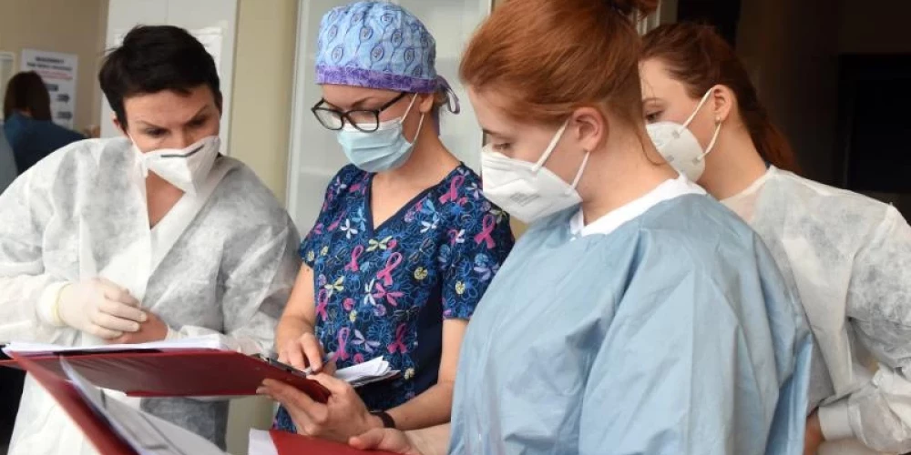 Lielākā daļa saslimušo ir vecumā no 6 līdz 15 gadiem.