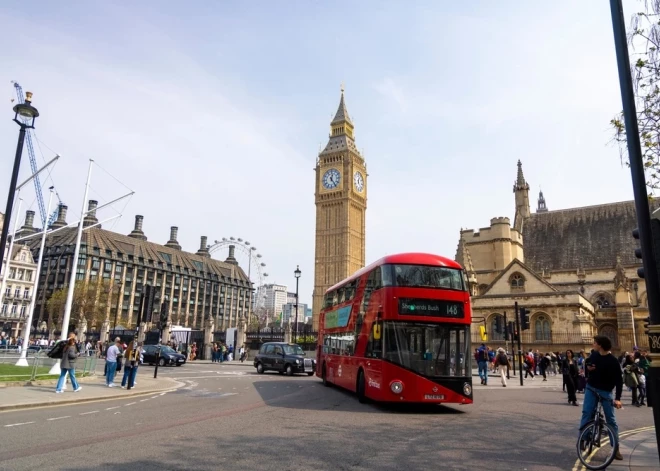 Великобритания подняла цены на въезд для граждан и неграждан Латвии