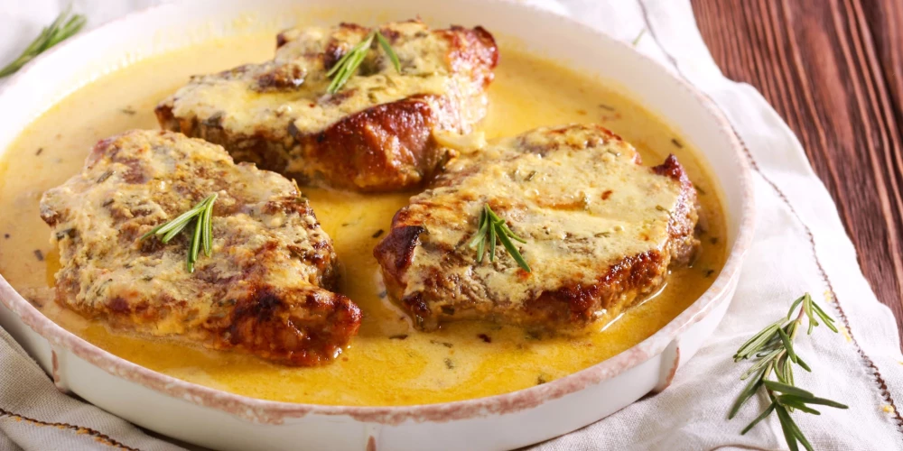 Cūkgaļas karbonāde sinepju mērcē. 