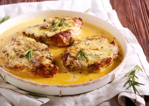 Cūkgaļas karbonāde sinepju mērcē. 