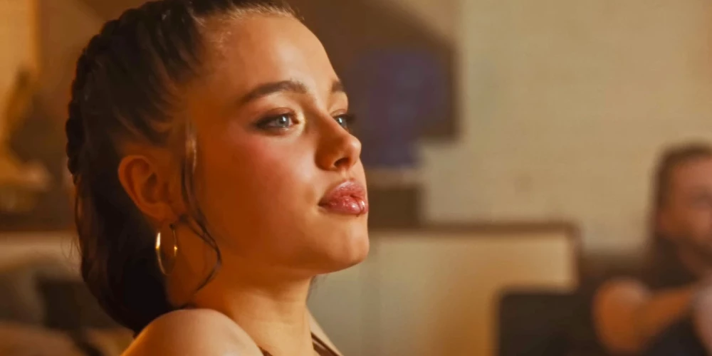 Andželinas Džolijas meita Šilo nofilmējusies korejiešu popzvaigznes Dajoung mūzikas videoklipā “What’s a Girl to Do”.