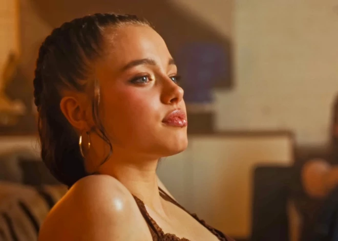 Andželinas Džolijas meita Šilo nofilmējusies korejiešu popzvaigznes Dajoung mūzikas videoklipā “What’s a Girl to Do”.