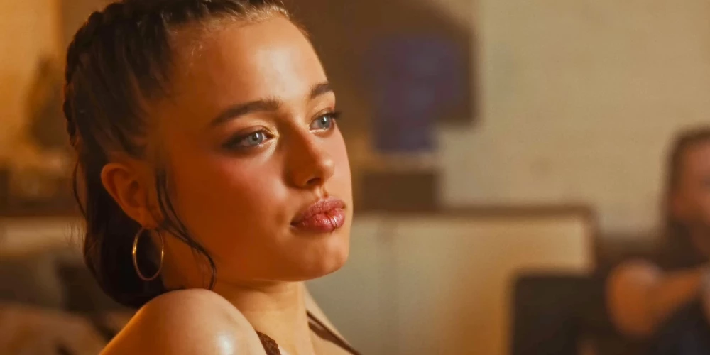 Andželinas Džolijas meita Šilo korejiešu popzvaigznes Dajoung mūzikas videoklipā “What’s a Girl to Do”.