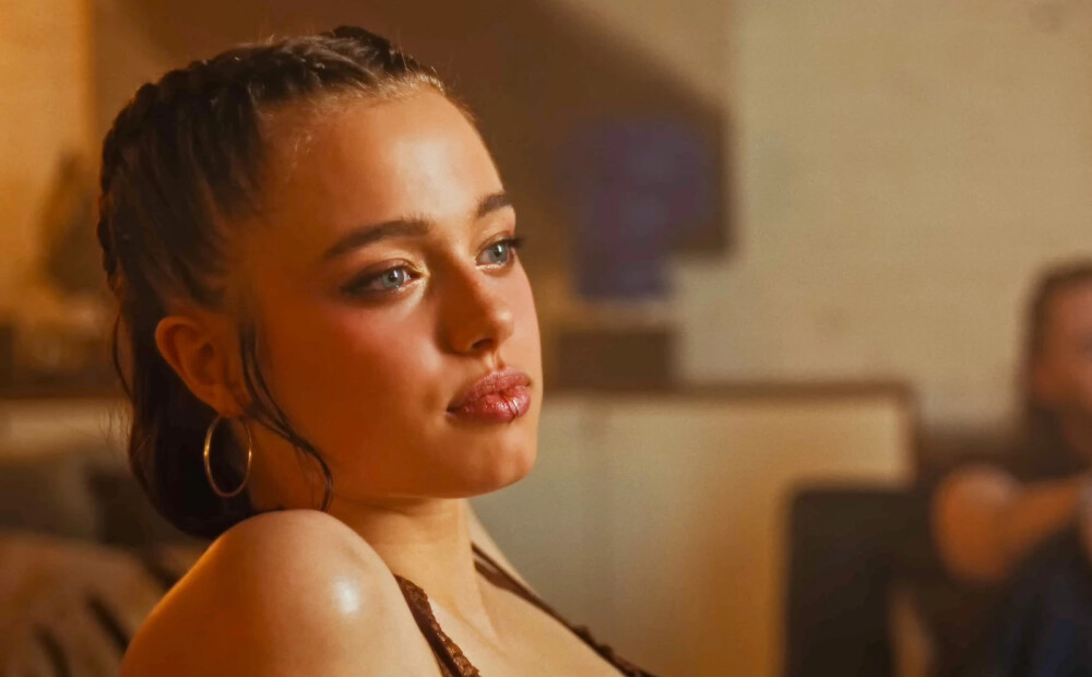 Andželinas Džolijas meita Šilo debitē korejiešu popzvaigznes videoklipā. Kā viņa tur nokļuva?