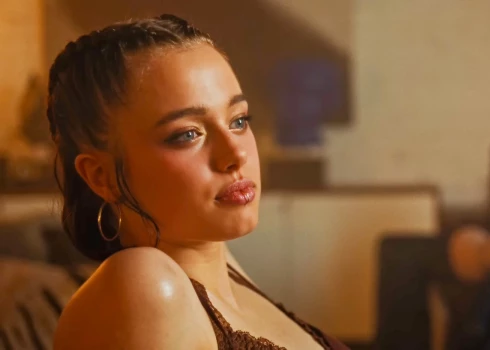 Andželinas Džolijas meita Šilo korejiešu popzvaigznes Dajoung mūzikas videoklipā “What’s a Girl to Do”.