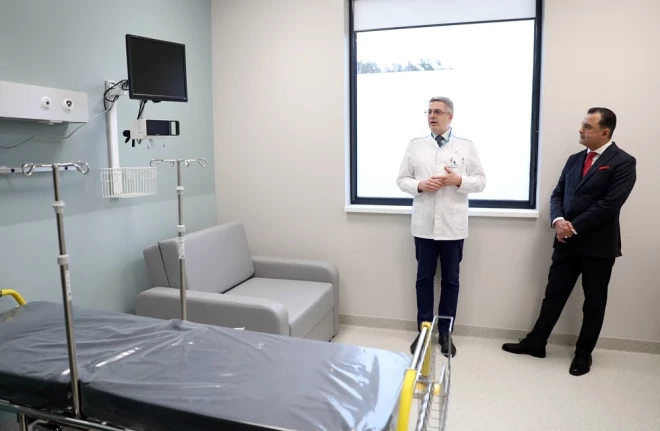 Алексей Вишняков показывает министру здравоохранения Хосаму Абу Мери инфекционный блок в приемном отделении Восточной больницы.