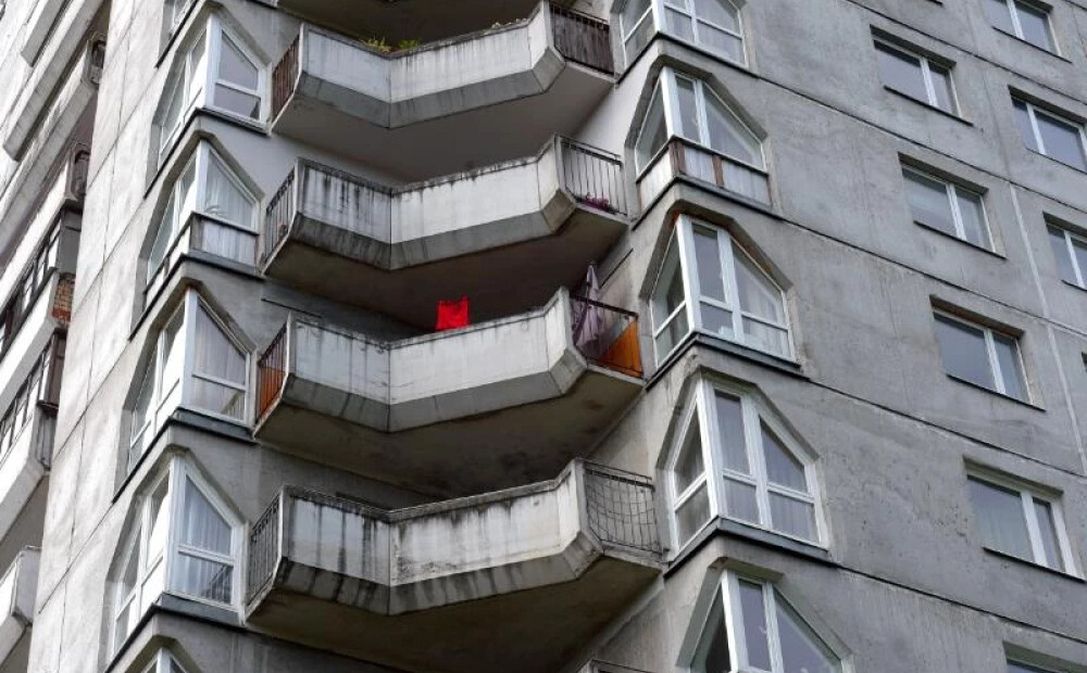 Baiss atradums Ķengaragā: dzīvoklī atrod divus mirušos. Izskan pirmās versijas par notikušo. VIDEO