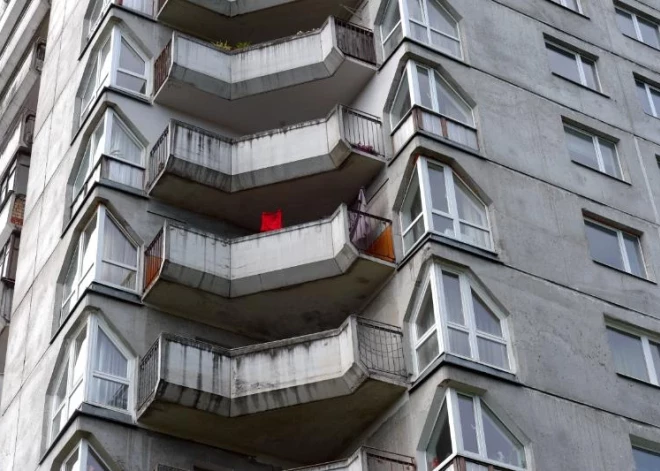 Baiss atradums Ķengaragā: dzīvoklī atrod divus mirušos. Izskan pirmās versijas par notikušo. VIDEO