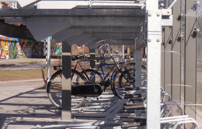 Каждая такая велопарковка с крышей в среднем обходится чуть более чем в 30 000 евро.