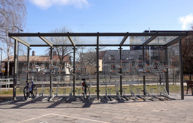 Каждая такая велопарковка с крышей в среднем обходится чуть более чем в 30 000 евро.