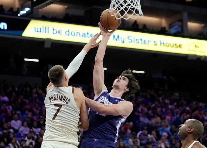 Porziņģis gūst 11 punktus "Warriors" zaudējumā "Kings" komandai