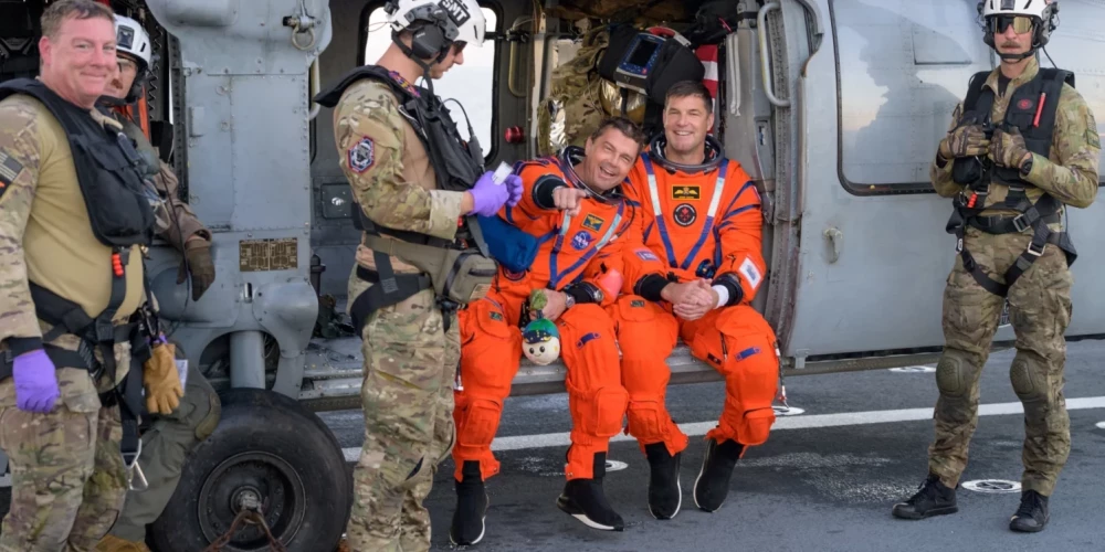 После приземления астронавты помахали и улыбнулись камерам.