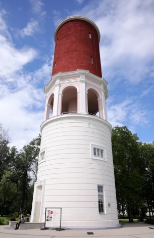 Эта старая башня в Кемери прошла через расцвет курорта, упадок и возвращение к жизни.