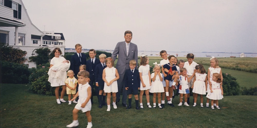 Джон Кеннеди и его большая семья — не только дети, но и племянники.