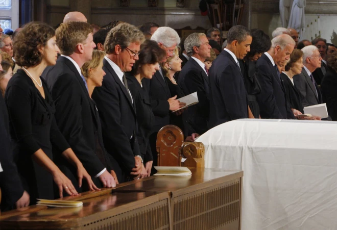 В 2009 году Америка простилась с Эдвардом Кеннеди, жизнь которого унес рак. Среди присутствующих — не только дети политика, но и Билл и Хиллари Клинтон, Джордж Буш, Барак и Мишель Обама.