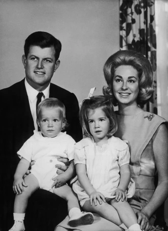 1962 год: Эдвард Кеннеди с женой Вирджинией и детьми — Карой и Эдвардом.