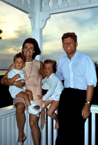 Джон Кеннеди с женой Жаклин и детьми — Кэролайн и Джоном.