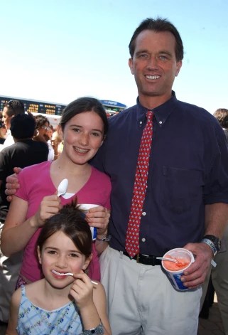 2002 год: Роберт Кеннеди улыбается фотографу вместе с двумя из своих 11 детей.