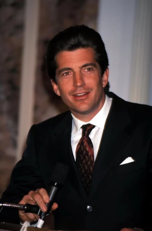 Таким был Джон Кеннеди-младший в 1999 году. Именно тогда он заявил о возможности своего выдвижения кандидатом в президенты США на выборах-2000, однако до следующего года Джон даже не дожил.