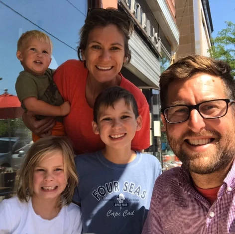 В начале апреля 2020 года случилась очередная трагедия в семействе Кеннеди — Мейв Кеннеди и ее 8-летний сын Гидеон (в центре) утонули в океане. Мужу Мейв Дэвиду и оставшимся детям пришлось жить втроем.