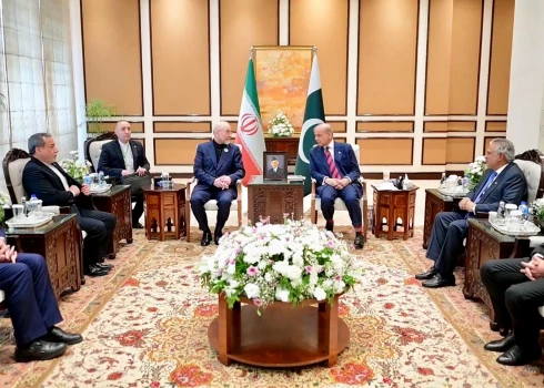 ASV un Irāna sāk miera sarunas. 